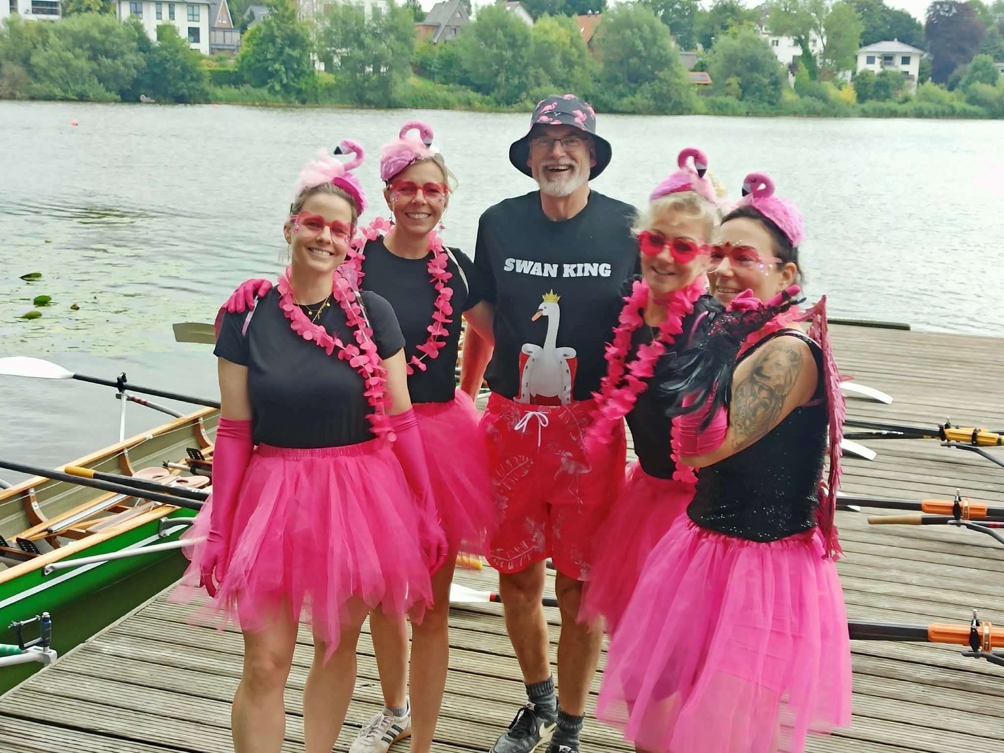 Die Schwanenköniginnen der Kreisverwaltung Stormarn mit ihrem Trainer (von links): Sophie Stielau, Ute Warkulat, Volker Sellin, Yvonne Hoeft, Nadine Koltze